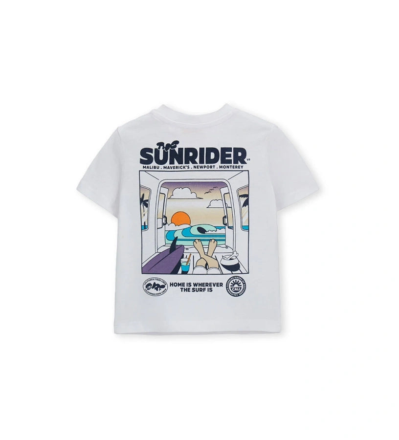 Λευκό αγορίστικο T-shirt με μεγάλη στάμπα "The Sunrider" στην πλάτη που απεικονίζει σκηνή σερφ.