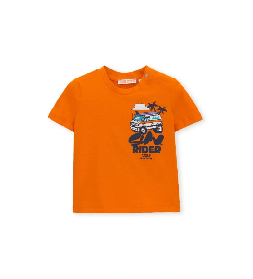 Πορτοκαλί αγορίστικο T-shirt με μεγάλη στάμπα "The Sunrider" στην πλάτη που απεικονίζει σκηνή σερφ.