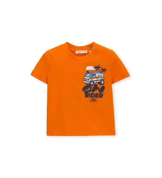 Πορτοκαλί αγορίστικο T-shirt με μεγάλη στάμπα "The Sunrider" στην πλάτη που απεικονίζει σκηνή σερφ.