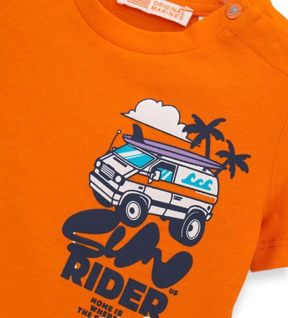 Πορτοκαλί αγορίστικο T-shirt με μεγάλη στάμπα "The Sunrider" στην πλάτη που απεικονίζει σκηνή σερφ.