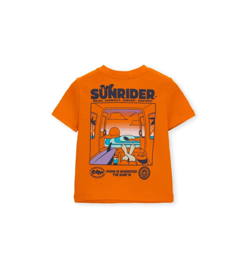 Πορτοκαλί αγορίστικο T-shirt με μεγάλη στάμπα "The Sunrider" στην πλάτη που απεικονίζει σκηνή σερφ.