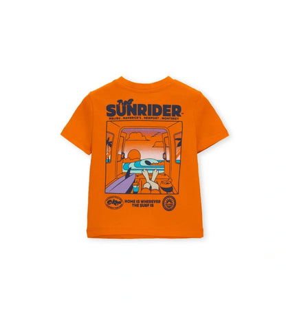 Πορτοκαλί αγορίστικο T-shirt με μεγάλη στάμπα "The Sunrider" στην πλάτη που απεικονίζει σκηνή σερφ.