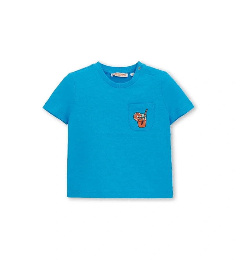 Μπροστινή όψη του γαλάζιου αγορίστικου T-shirt με την τσέπη και τη ριμπ λαιμόκοψη.