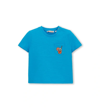 Μπροστινή όψη του γαλάζιου αγορίστικου T-shirt με την τσέπη και τη ριμπ λαιμόκοψη.