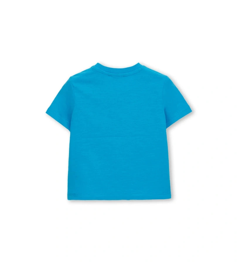 Μπροστινή όψη του γαλάζιου αγορίστικου T-shirt με την τσέπη και τη ριμπ λαιμόκοψη.