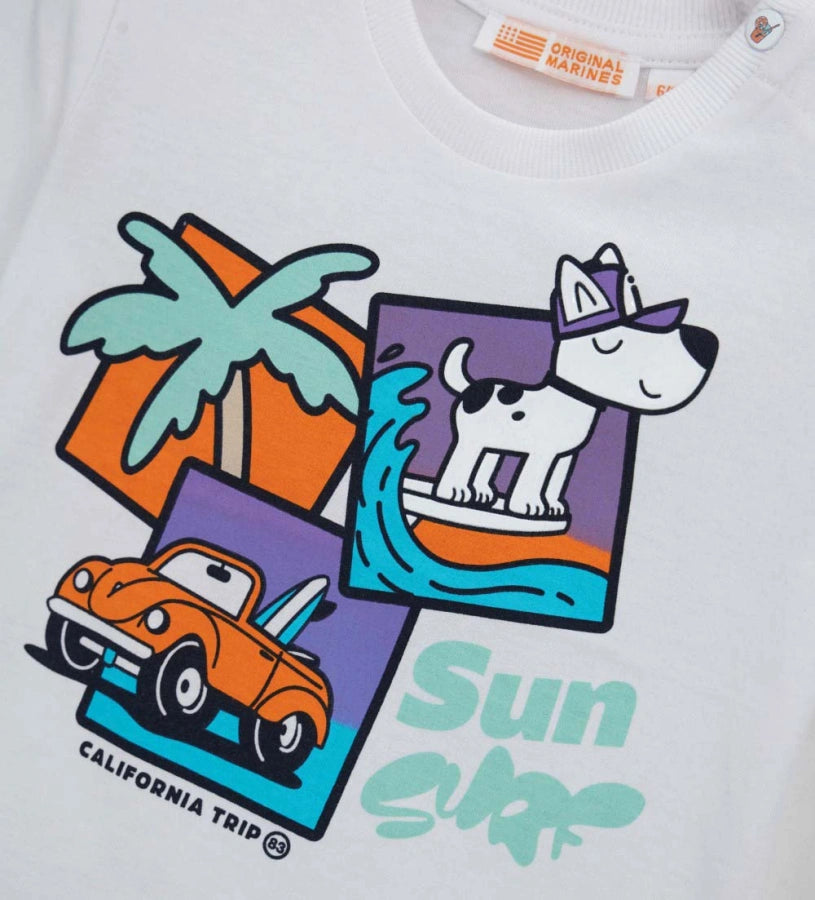 Μπροστινή όψη λευκού βαμβακερού T-shirt για αγόρια με στρογγυλή λαιμόκοψη και στάμπα.