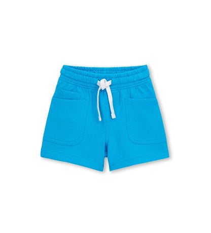 Μπροστινή όψη της γαλάζιας παιδικής βερμούδας με patch τσέπες και ρυθμιζόμενο κορδόνι στη μέση.