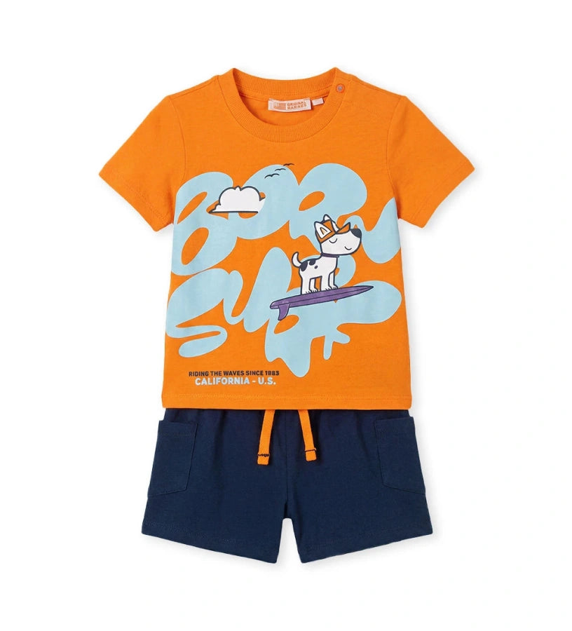 Πορτοκαλί αγορίστικο σετ με T-shirt surf και μπλε βερμούδα με πορτοκαλί κορδόνι για ηλικίες 6 μηνών έως 5 ετών.