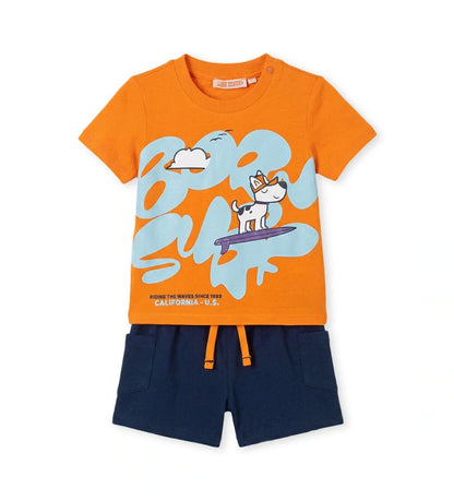 Πορτοκαλί αγορίστικο σετ με T-shirt surf και μπλε βερμούδα με πορτοκαλί κορδόνι για ηλικίες 6 μηνών έως 5 ετών.