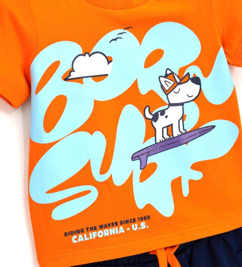 Πορτοκαλί αγορίστικο σετ με T-shirt surf και μπλε βερμούδα με πορτοκαλί κορδόνι για ηλικίες 6 μηνών έως 5 ετών.