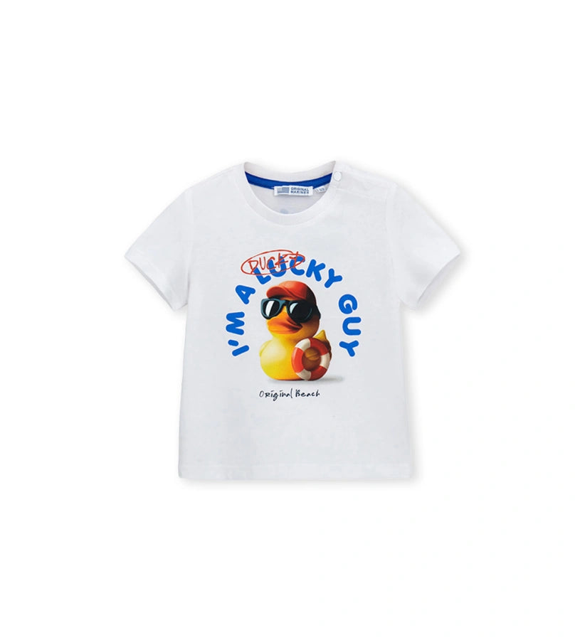 Μπροστινή όψη του αγορίστικου λευκού T-shirt με κοντά μανίκια και καλοκαιρινό σχέδιο.
