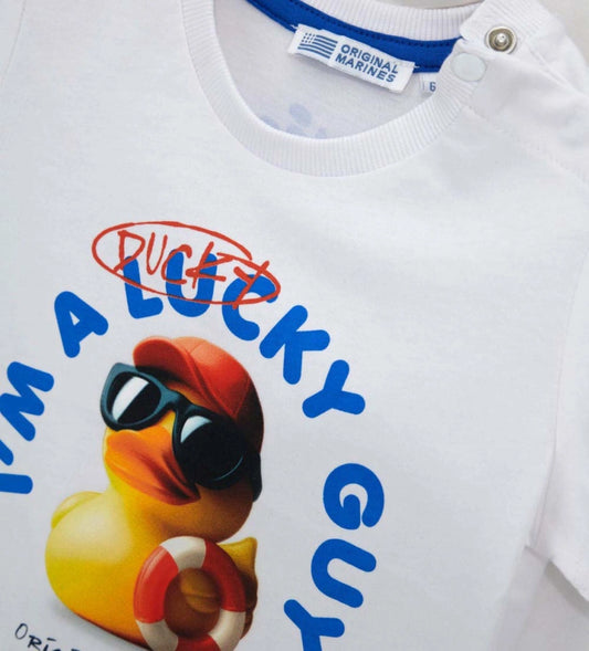 Μπροστινή όψη του αγορίστικου λευκού T-shirt με κοντά μανίκια και καλοκαιρινό σχέδιο.