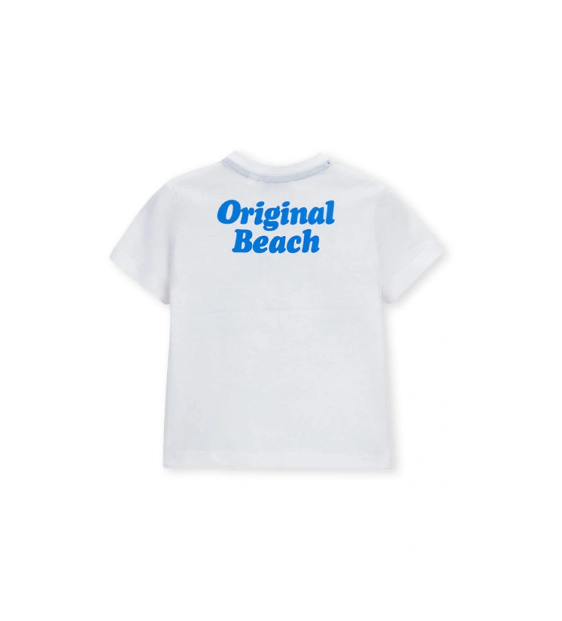 Μπροστινή όψη του αγορίστικου λευκού T-shirt με κοντά μανίκια και καλοκαιρινό σχέδιο.