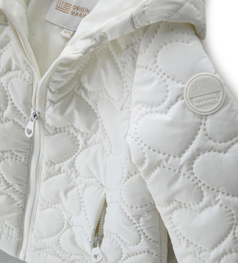 Λεπτομέρεια από το rubber patch στο μανίκι του κοριτσίστικου μπουφάν.