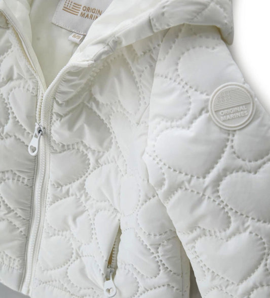 Λεπτομέρεια από το rubber patch στο μανίκι του κοριτσίστικου μπουφάν.