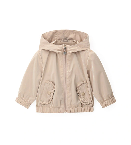 Βρεφικό μπουφάν για κορίτσι σε ροζ χρώμα με κουκούλα και βολάν στις τσέπες.