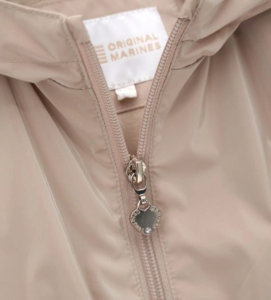 Λεπτομέρεια από το βολάν στην τσέπη και το ελαστικό ρεβέρ του κοριτσίστικου μπουφάν.