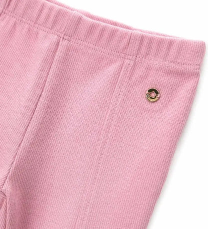 Κοντινό πλάνο στο διακοσμητικό charm και τη ριμπ υφή του παιδικού κολάν Original Marines.