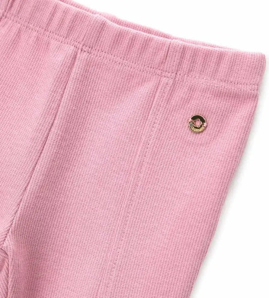 Κοντινό πλάνο στο διακοσμητικό charm και τη ριμπ υφή του παιδικού κολάν Original Marines.