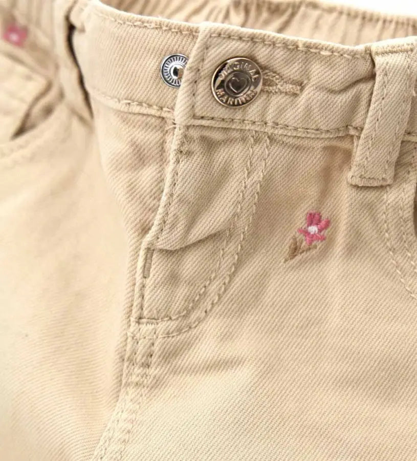 Κοντινό πλάνο στα κεντητά λουλούδια και την ποιότητα του βαμβακερού υφάσματος tinto in capo.