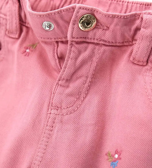 Κοντινό πλάνο στα κεντητά λουλούδια και την ποιότητα του βαμβακερού υφάσματος tinto in capo.