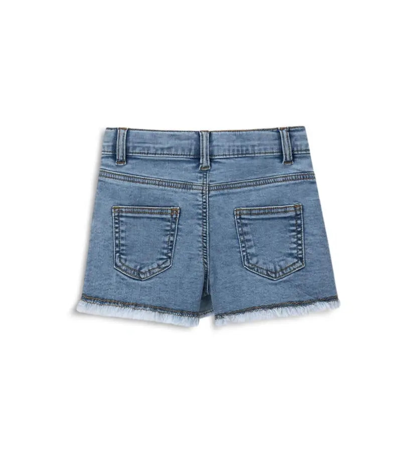 Η πίσω πλευρά από το παιδικό τζιν σορτσάκι, αναδεικνύοντας την ποιότητα της ραφής και την ελαστικότητα του denim.