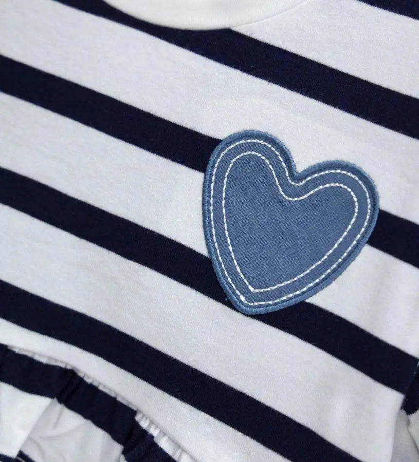 Κοντινό πλάνο στην καρδιά από ύφασμα chambray και την ποιοτική yarn-dyed ύφανση του T-shirt.