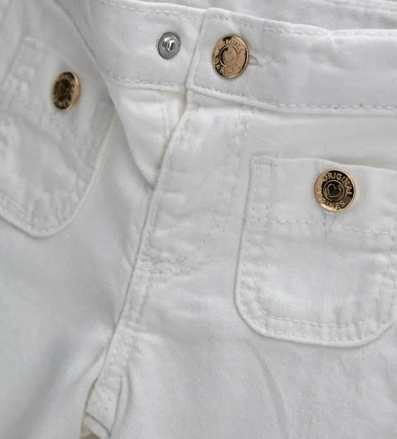 Λεπτομέρεια από τη ρυθμιζόμενη μέση και το κούμπωμα στο παιδικό παντελόνι.