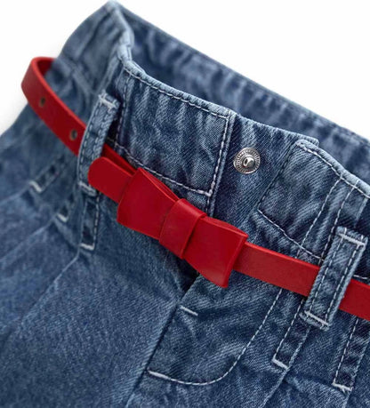 Λεπτομέρεια από το snap button και τη ζώνη faux leather στη βρεφική βερμούδα.