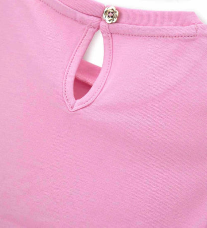 Το πίσω μέρος της παιδικής μπλούζας που δείχνει το κομψό άνοιγμα σταγόνα για ηλικίες 6m-5y.