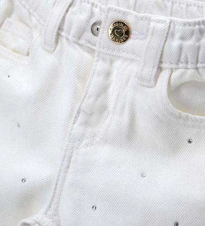 Λεπτομέρεια από την αφαιρούμενη glittery faux leather ζώνη στο παιδικό παντελόνι.