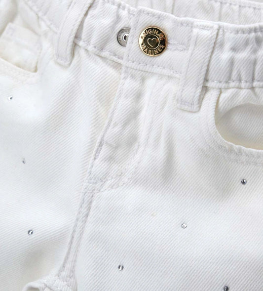 Λεπτομέρεια από την αφαιρούμενη glittery faux leather ζώνη στο παιδικό παντελόνι.