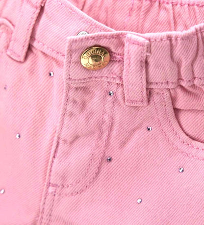 Λεπτομέρεια από τα στρας και τη μεταλλική ζώνη στην παιδική βαμβακερή βερμούδα.