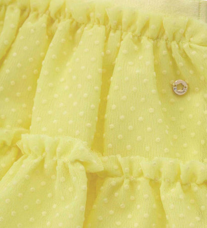 Λεπτομέρεια από το διακοσμητικό charm και την ελαστική μέση στην τούλινη φούστα.