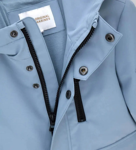 Κοντινό πλάνο στο διπλό κλείσιμο με φερμουάρ και κουμπιά του παιδικού τζάκετ Original Marines.