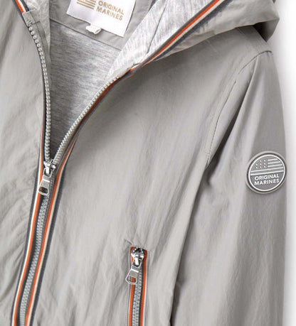 Λεπτομέρεια από την jersey επένδυση και το φερμουάρ στις τσέπες του αγορίστικου μπουφάν.