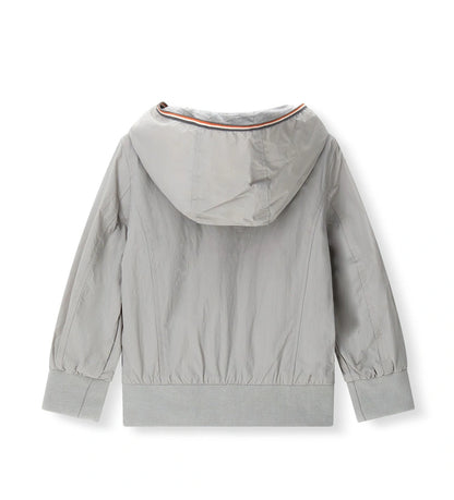 Η "crinkle nylon" υφή και οι ριμπ λεπτομέρειες στο παιδικό γκρι μπουφάν για ηλικίες 5-14 ετών.