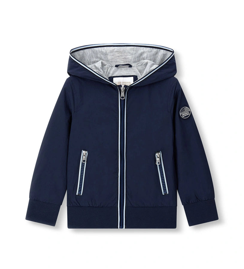 Παιδικό αντιανεμικό μπουφάν για αγόρι σε σκούρο μπλε χρώμα με κουκούλα και φερμουάρ.
