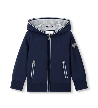 Παιδικό αντιανεμικό μπουφάν για αγόρι σε σκούρο μπλε χρώμα με κουκούλα και φερμουάρ.