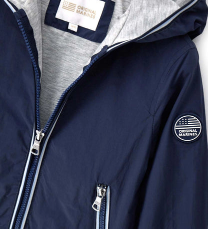 Παιδικό αντιανεμικό μπουφάν για αγόρι σε σκούρο μπλε χρώμα με κουκούλα και φερμουάρ.