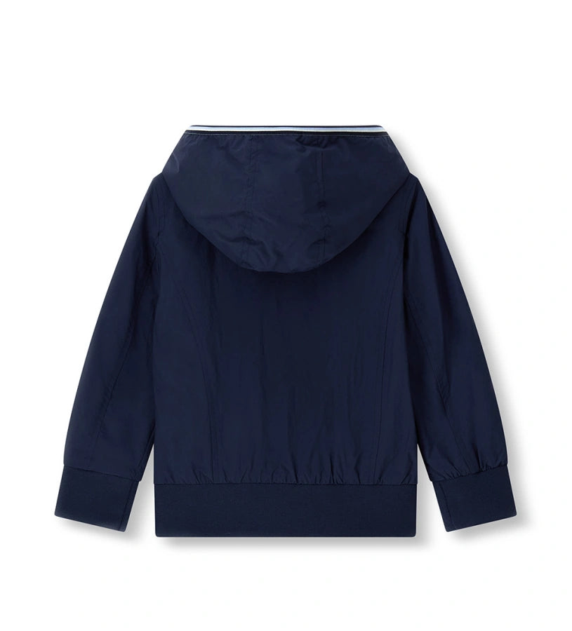 Παιδικό αντιανεμικό μπουφάν για αγόρι σε σκούρο μπλε χρώμα με κουκούλα και φερμουάρ.