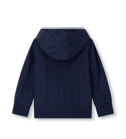 Παιδικό αντιανεμικό μπουφάν για αγόρι σε σκούρο μπλε χρώμα με κουκούλα και φερμουάρ.
