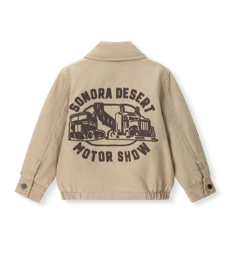 Λεπτομέρεια από το κέντημα στην πλάτη και το κλείσιμο με φερμουάρ στο παιδικό τζάκετ.