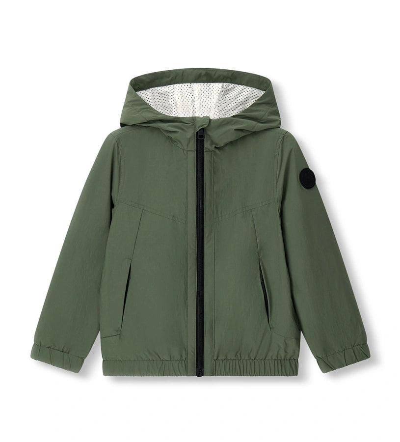 Παιδικό αντιανεμικό μπουφάν για αγόρι σε πράσινο χρώμα με κουκούλα και φερμουάρ.