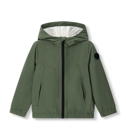 Παιδικό αντιανεμικό μπουφάν για αγόρι σε πράσινο χρώμα με κουκούλα και φερμουάρ.