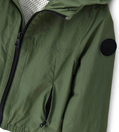 Λεπτομέρεια από τη διχτυωτή επένδυση και το crinkle nylon ύφασμα του αγορίστικου μπουφάν.