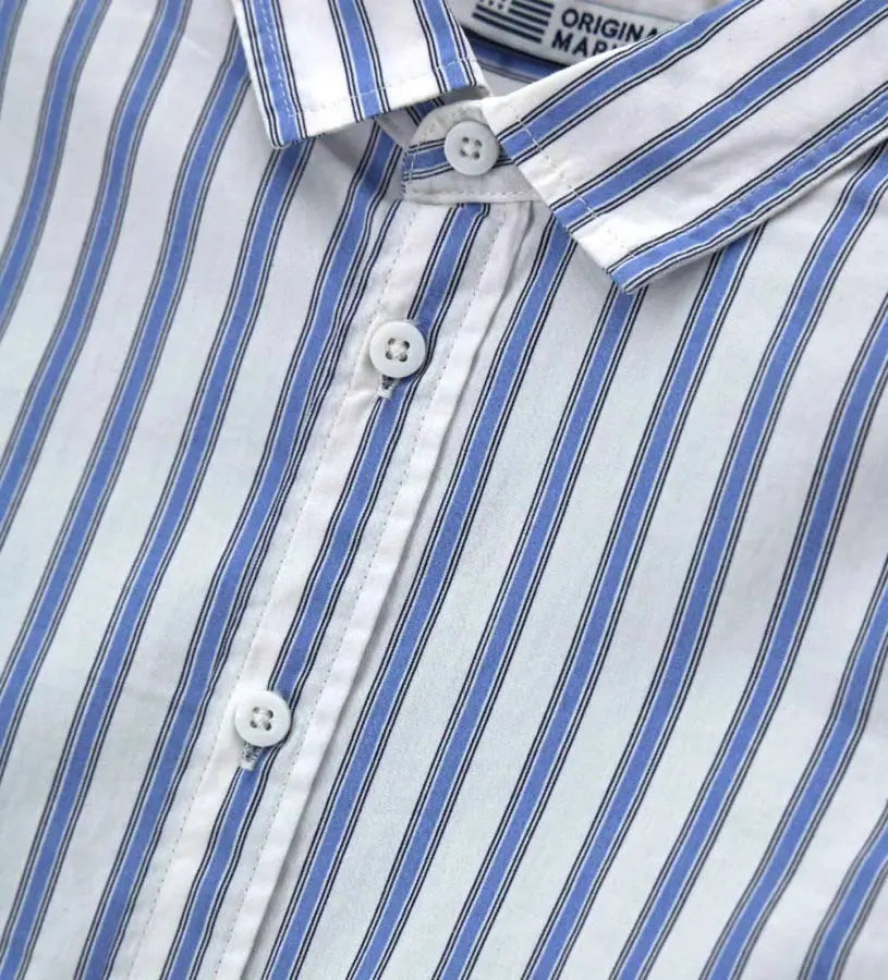 Κοντινό πλάνο στον γιακά και τις ρίγες του βαμβακερού πουκάμισου Original Marines.