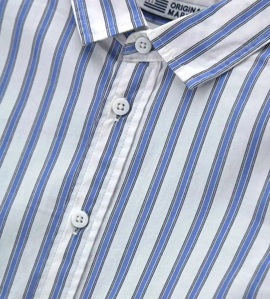 Κοντινό πλάνο στον γιακά και τις ρίγες του βαμβακερού πουκάμισου Original Marines.