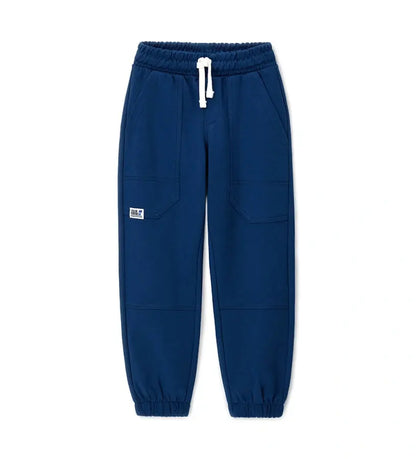 Παιδικό παντελόνι φόρμας για αγόρι σε jogger γραμμή με patch τσέπες.