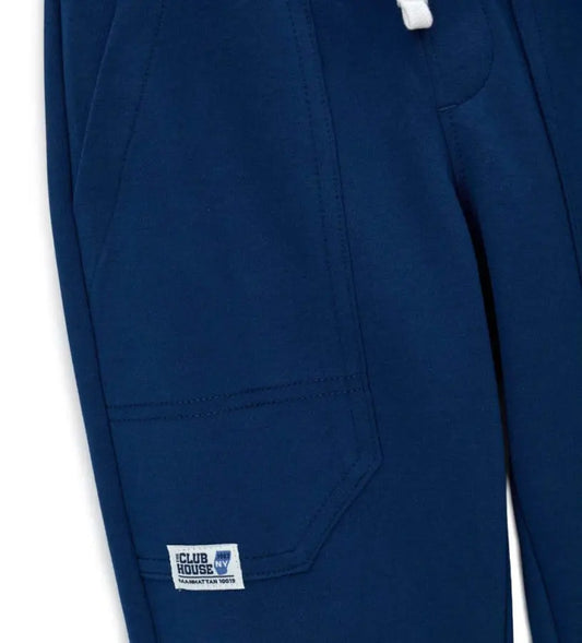 Λεπτομέρεια από το κορδόνι στη μέση και το κεντημένο label στο παιδικό jogger.